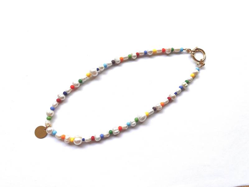 Halskette Aus Süßwasserperlen Und Bunten Glasperlen Mit Akzentverschluss von SagomaJewelry