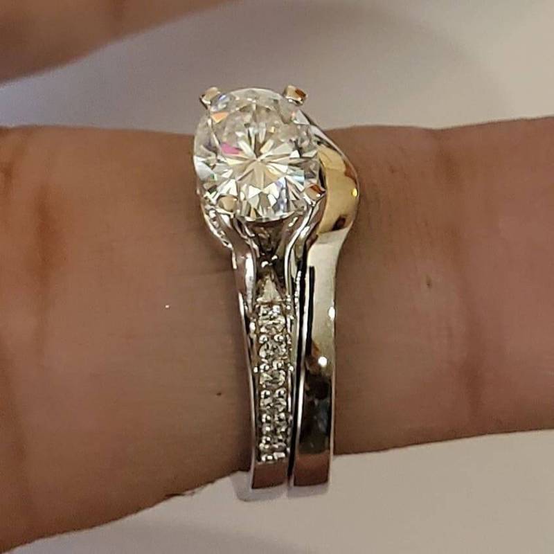 14Kt Wg 8x6 Mm 1.5 Ct Charles Colvard Oval Moissanite Eng Ring Mit Akzent Dia's in Einer Pave Einstellung Einem Euro Schaft & Passendem Band von Sahagundesigns