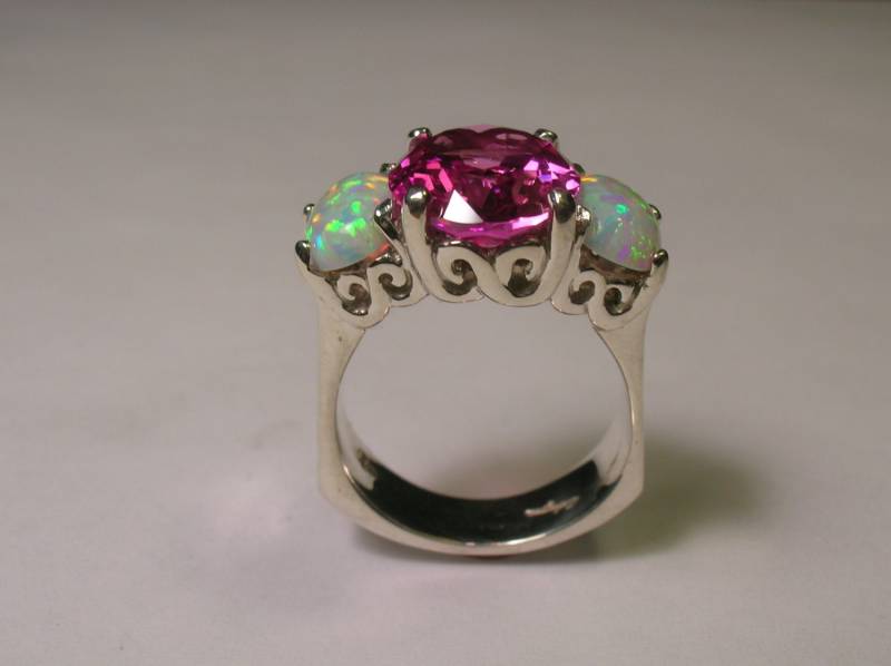 Sterling Silber Drei Stein Designer-Ring Mit Einem Zentrum 12x10 Oval Pink Turmalin Und Zwei 8x6 Cabochon Opal Seitensteine von Sahagundesigns