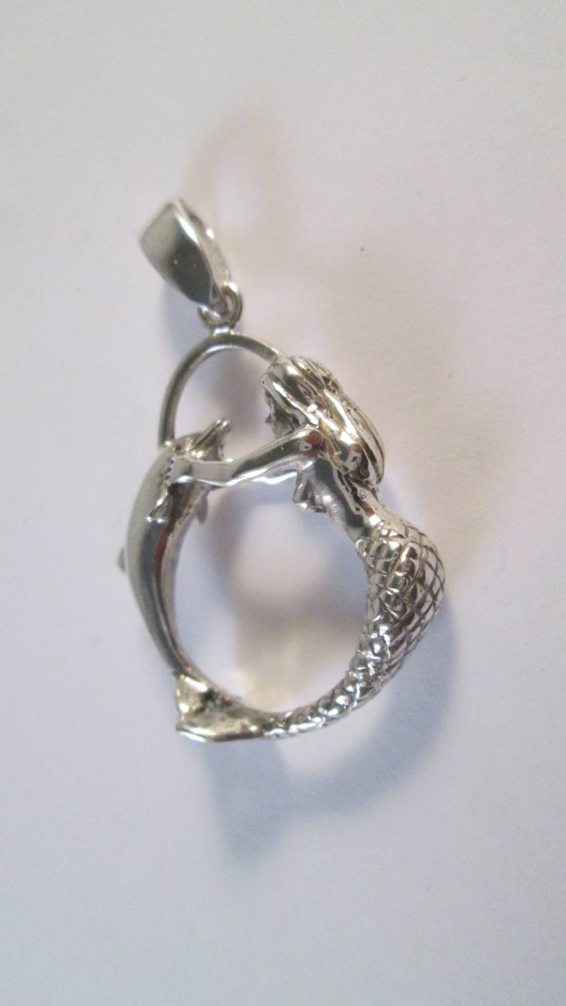 sterling Silber Meerjungfrau Und Delfin Anhänger Mit 6 Mm Öffnung Auf Öse von Sahagundesigns