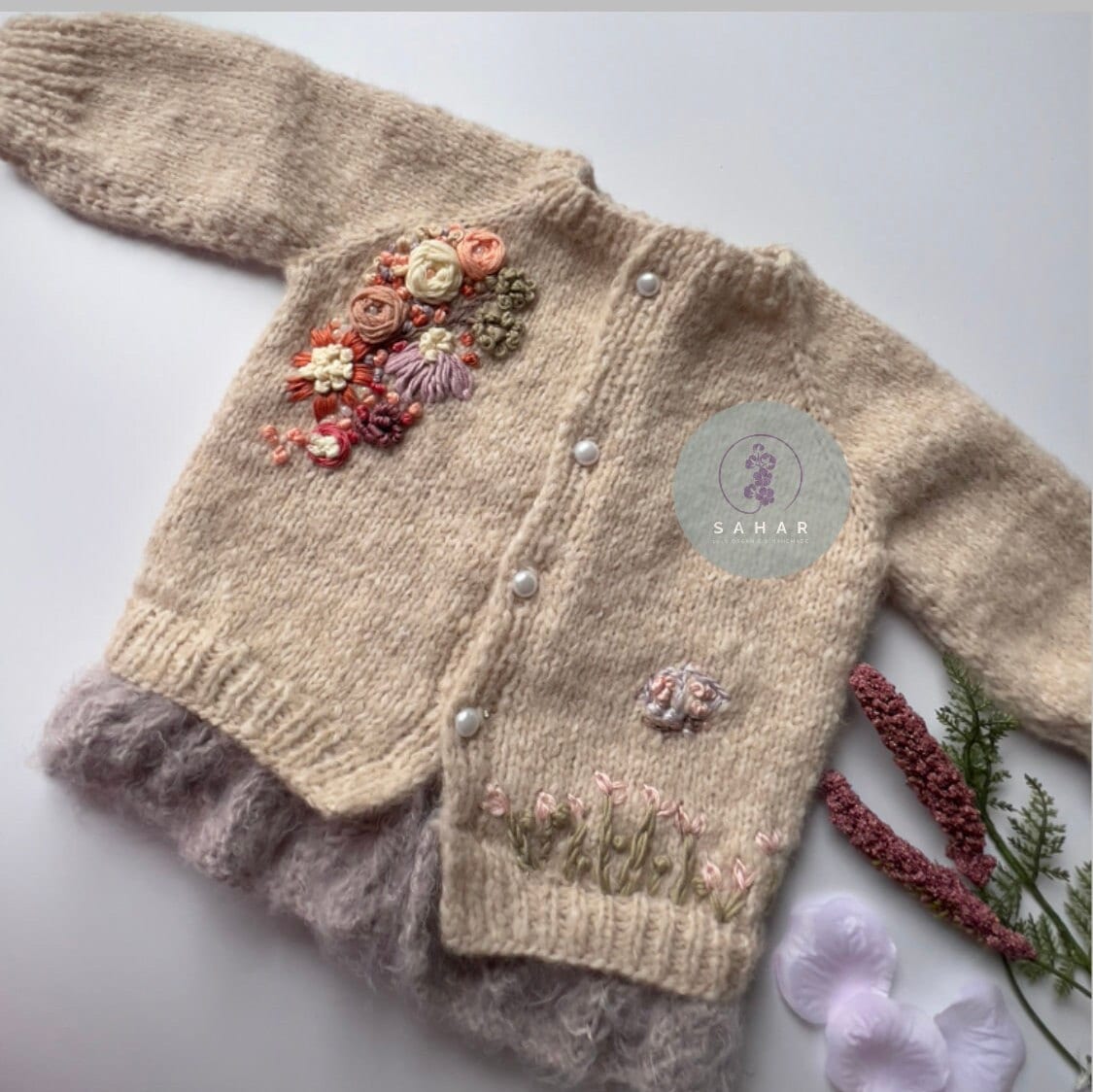 Baby Strickjacke in Stil Und Eleganz, Handmade Floral Embroidered Knit Cardigen Baby Strickjacke in Stil Und Eleganz, Handmade Floral Embroidered Knit Cardigen von SaharAtelier