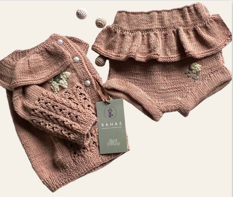 Bestickte Baby Strickjacke Mit Passende Bloomer , Handmade 0-4 Monate, Merinowolle, Altrosa Bestickte Baby Strickjacke Mit Passende Bloomer , Handmade 0-4 Monate, Merinowolle, Altrosa von SaharAtelier