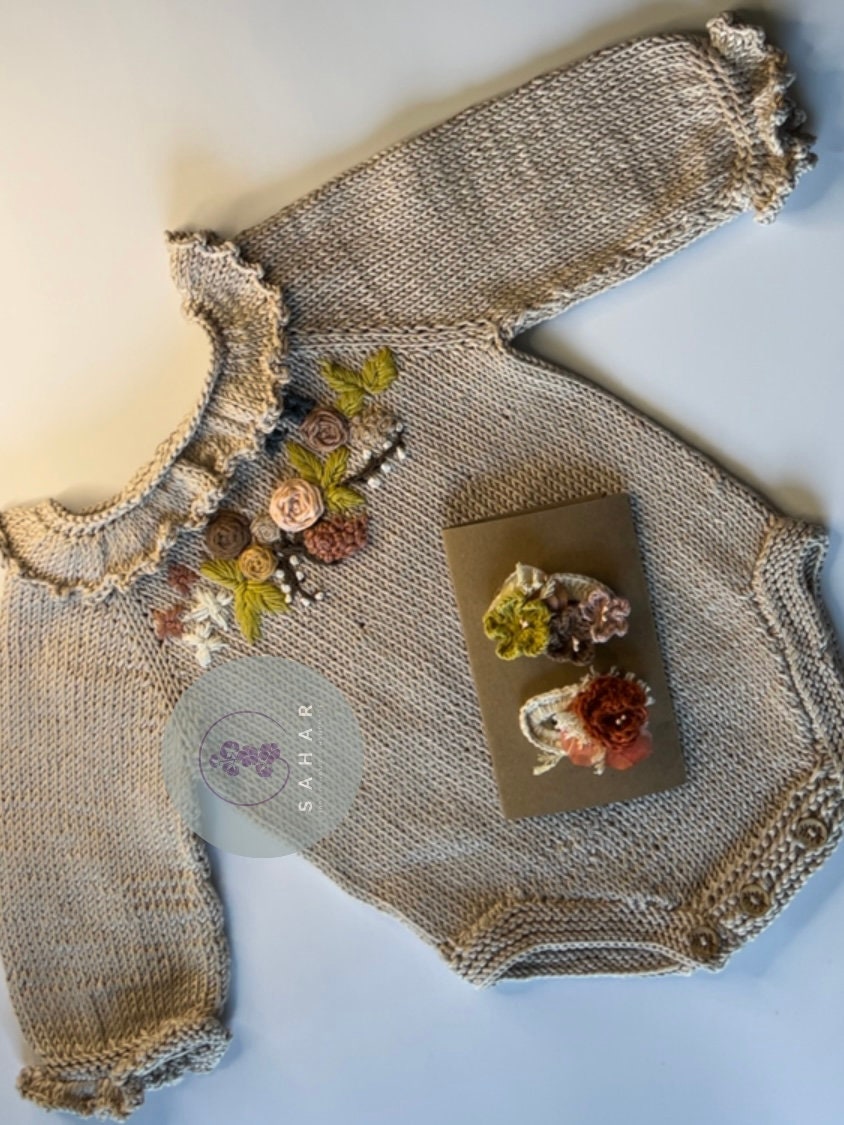 Handmade Embroidered Floral Knit Romper For Babies, Bestickte Strampler Für Babies von SaharAtelier