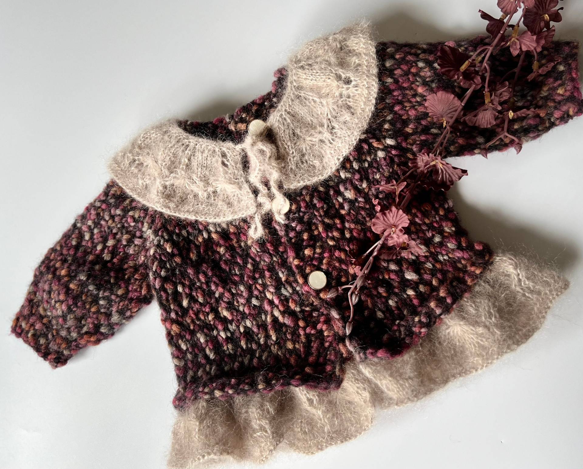 Zauberhafte Baby Strickjacke Mit Zarter Rüschenspitze Und Abnehmbarem Kragen, Handcrafted Knit Cardigan Zauberhafte Baby Strickjacke Mit Zarter Rüschenspitze Und Abnehmbarem Kragen, Handcrafted Knit Cardigan von SaharAtelier