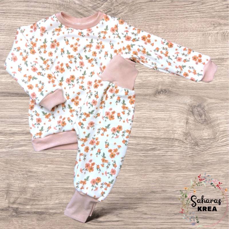 Pullover Alpenfleece Baby Set in Weiß | Pumphose Winter Mädchen Mit Blumen, Geschenk Zur Geburt von SaharasKrea