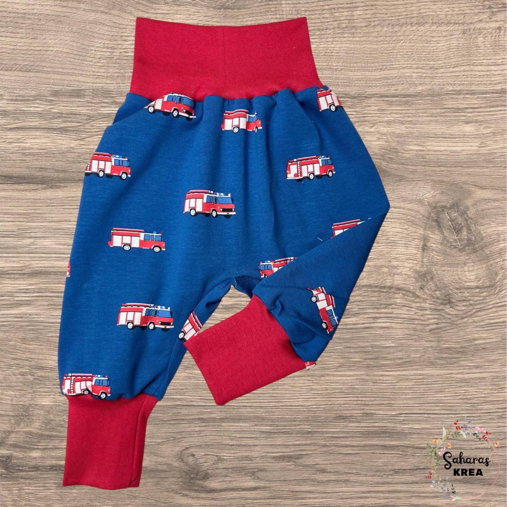 Pumphose Baby & Kind - Feuerwehr Auto Motiv Blaue Jersey Hose Handgemachte Babyhose Junge Mädchen Bequeme Mitwachshose Pumphose Baby & Kind - Feuerwehr Auto Motiv Blaue Jersey Hose Handgemachte Babyhose Junge Mädchen Bequeme Mitwachshose von SaharasKrea