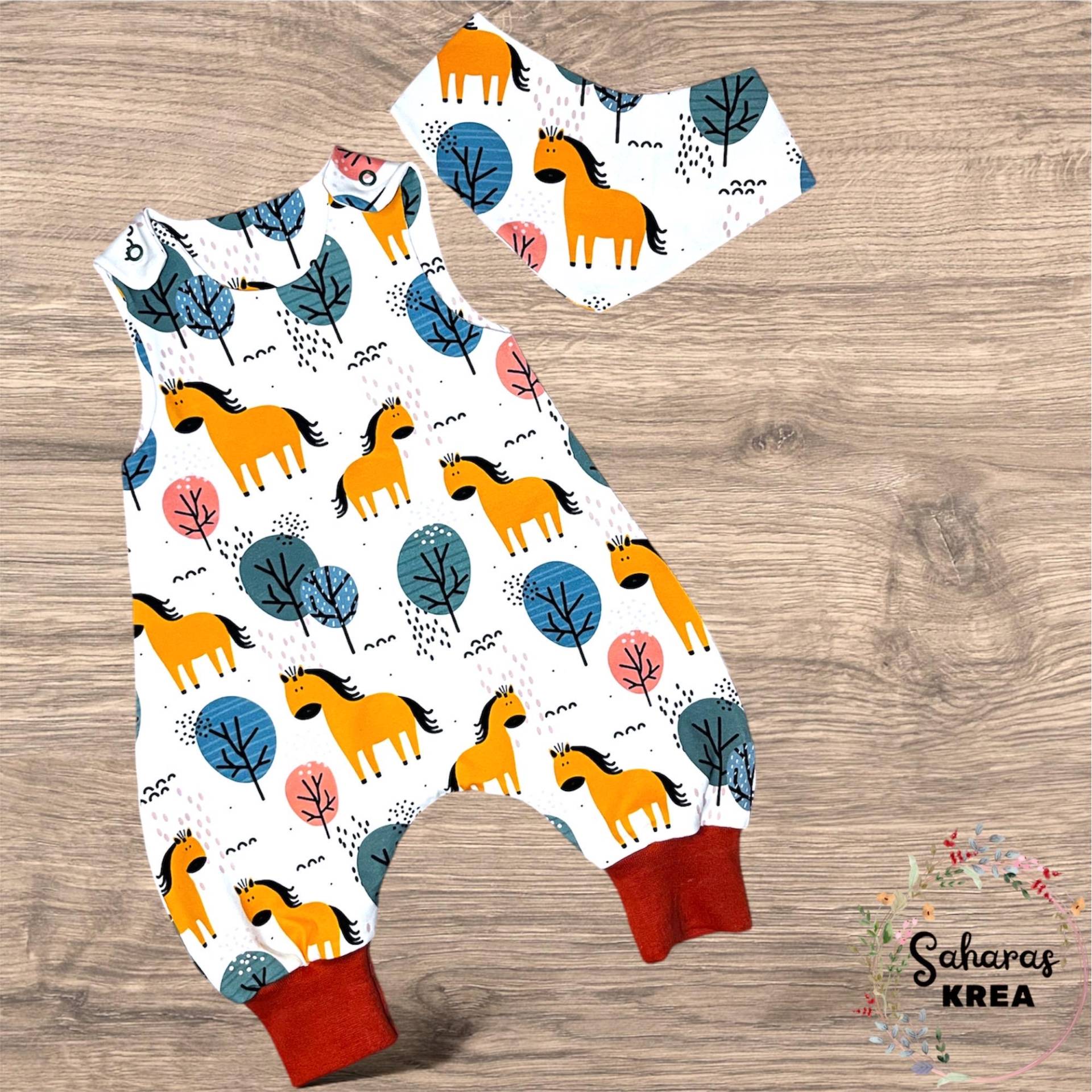strampler Baby Mit Pferde Motiv Aus Jersey - Mi Passendem Halstuch Handgemachter Einteiler Kind Geschenk Zur Geburt Mädchen Junge strampler Baby Mit Pferde Motiv Aus Jersey - Mi Passendem Halstuch Handgemachter Einteiler Kind Geschenk Zur Geburt Mädchen Junge von SaharasKrea