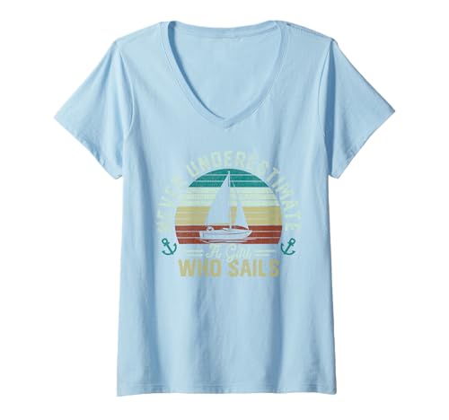 Damen Unterschätze Niemals EIN Mädchen, das segelt T-Shirt mit V-Ausschnitt Damen Unterschätze Niemals EIN Mädchen, das segelt T-Shirt mit V-Ausschnitt von Sailing Girl Nautical Ocean Adventure Tee