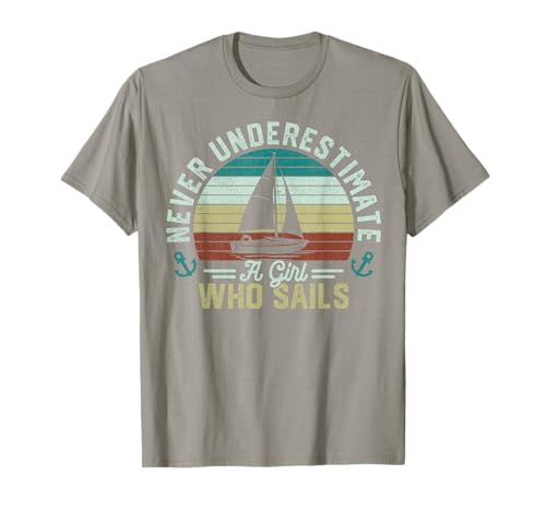 Unterschätze Niemals EIN Mädchen, das segelt T-Shirt Unterschätze Niemals EIN Mädchen, das segelt T-Shirt von Sailing Girl Nautical Ocean Adventure Tee