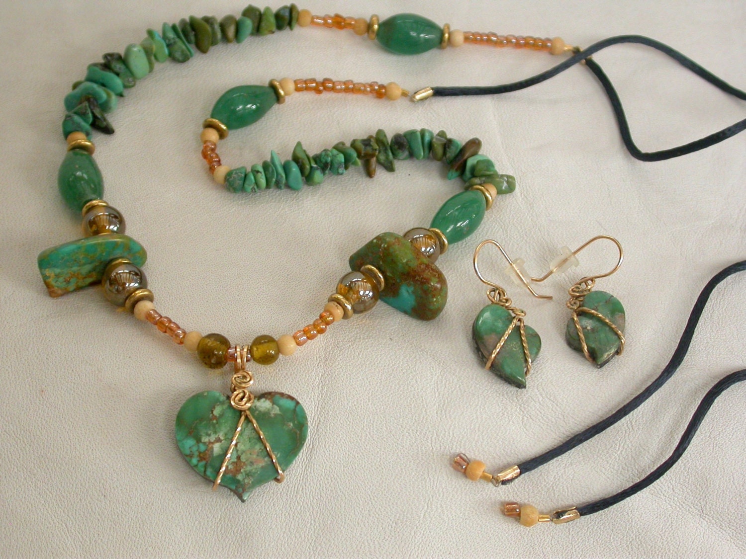 Grüntürkis Glückliche Und Traurige Herzen; Ein Ausgefallenes Set Aus Perlen, Vergoldeten Fundstücken, Türkis Nugets Chips von SaiyoStoneJewelry