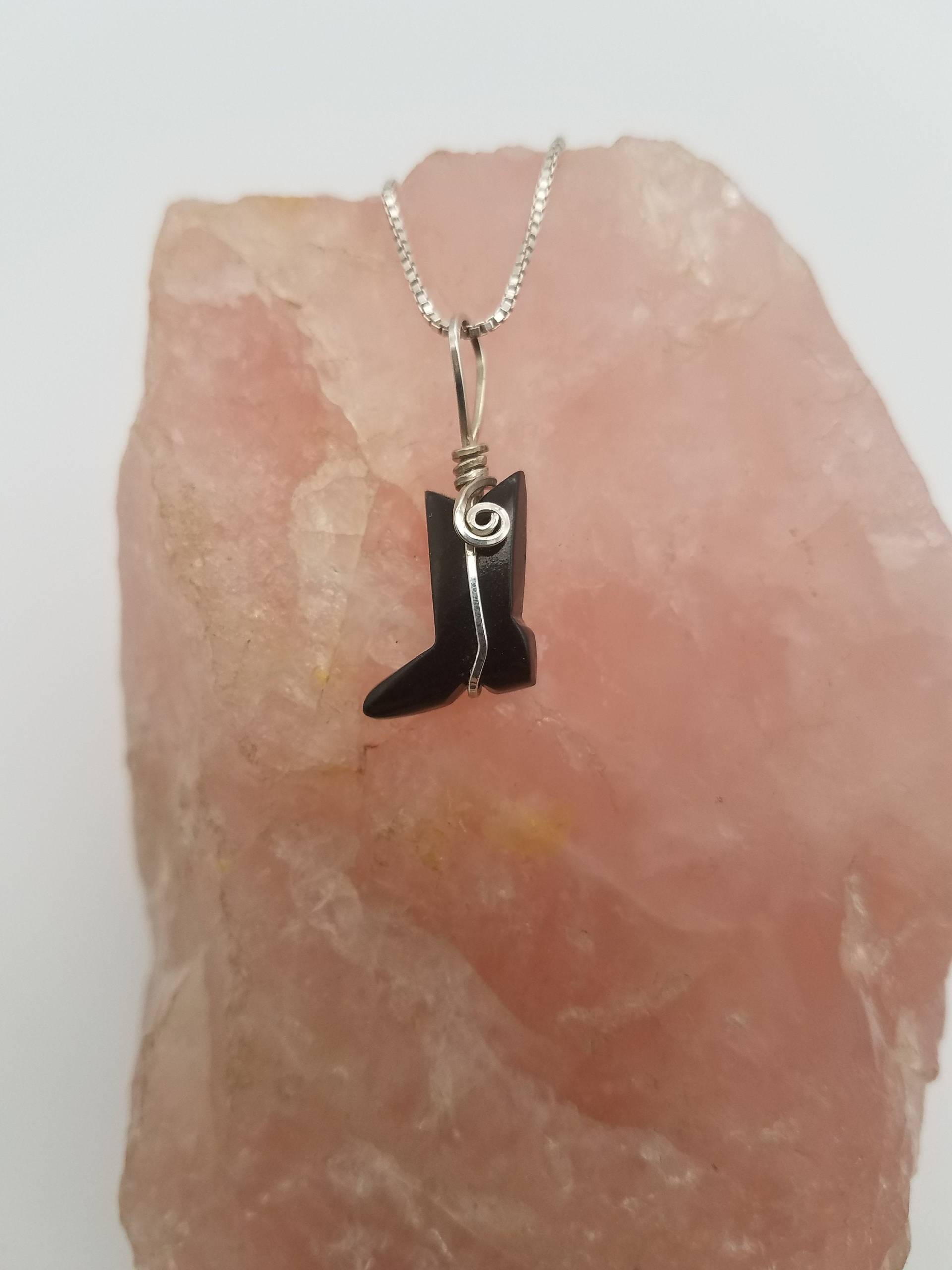 Schwarzer Colorado Oilstone Kleiner Stiefel Anhänger Mit 925 Silber Draht Wrap von SaiyoStoneJewelry