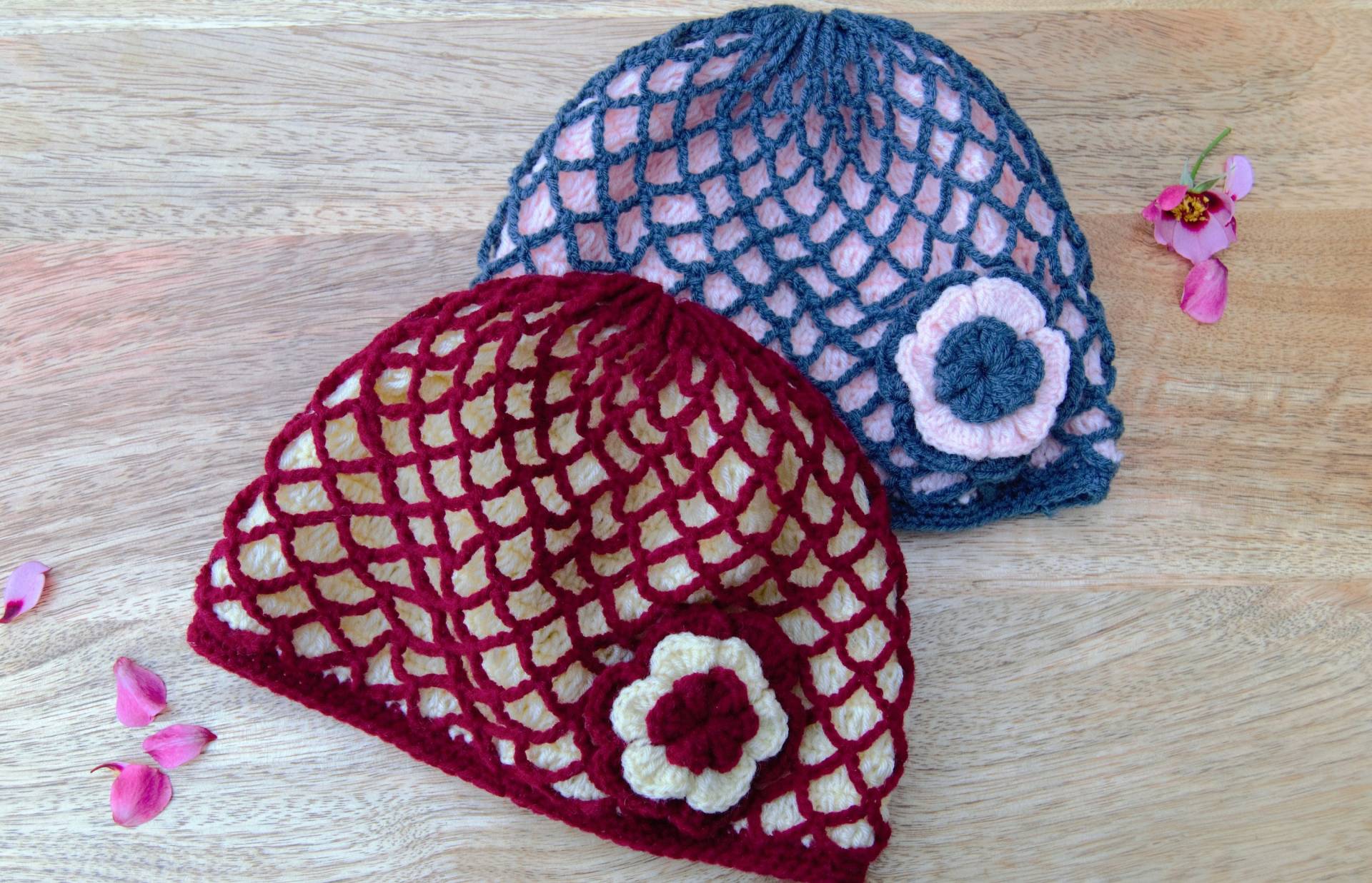 Hübsche 2 Lagige Blumen Mütze, Beanie in Weinrot/Creme Und Grau/ Rosa, 8 Jahre - Erwachsene, Damen, Mädchen, Handgestrickt Hübsche 2 Lagige Blumen Mütze, Beanie in Weinrot/Creme Und Grau/ Rosa, 8 Jahre - Erwachsene, Damen, Mädchen, Handgestrickt von Sakaliinlondon