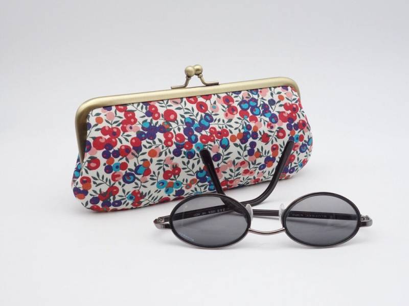 Gestepptes Brillenetui Von Liberty Of London - Langer Metallverschluss Für Einfachen Zugriff von Sakamaliss