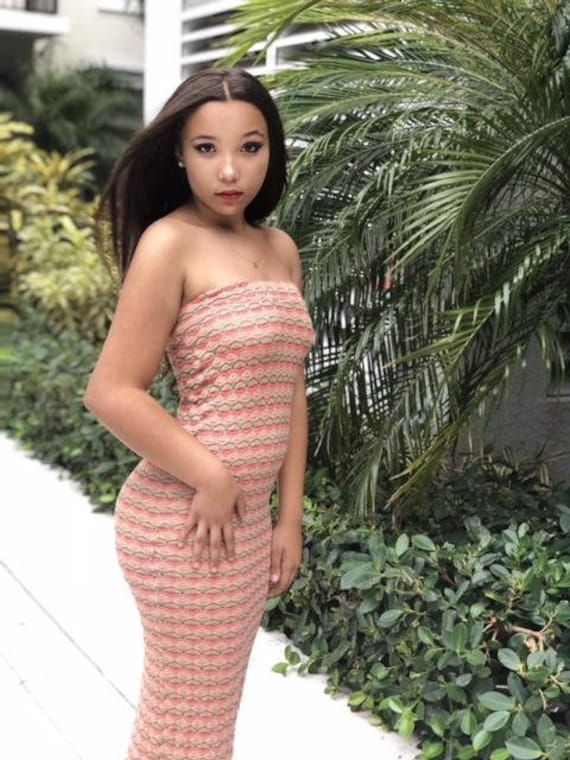 Ausverkauft Mehrfarbiges Schulterfreies Stretchkleid von SakedaLynn