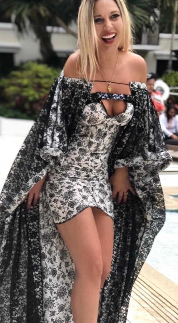 Ausverkauft Wendbarer Schwarz-Weißer Blumen -/Spitzen-Kimono von SakedaLynn