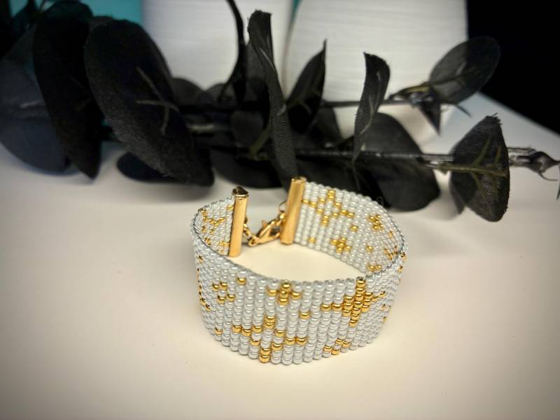 Weißes Miyuki Perlen Armband Mit Goldsternen Handmade Perfekt Als Geschenk Für Sie Oder Einen Geburtstag Geeignet von SakuraBlossomPearls