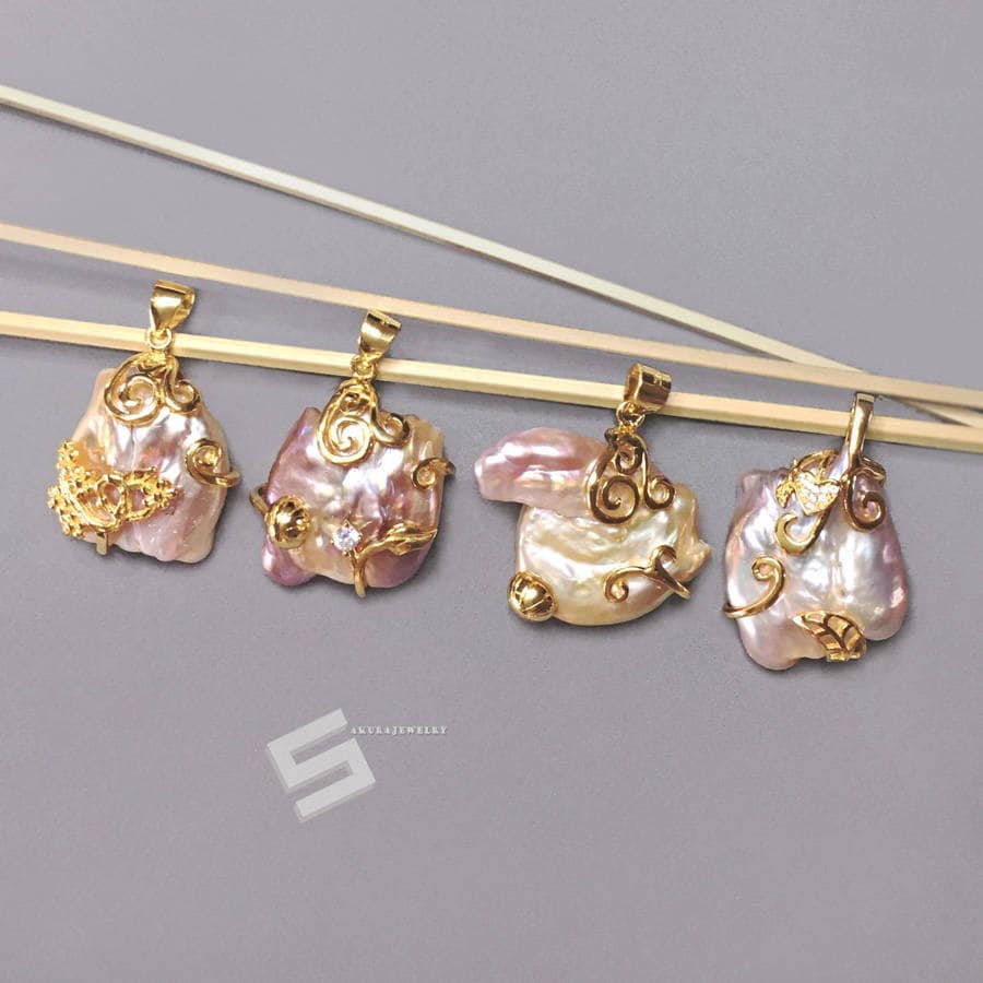 Riesige Barqoue Perle in Vermeil Anhänger, 25-35mm Metallic Souffle in Sterling Silber Vergoldet Gelbgold Fassung Anhänger von SakuraPearlsAndGems