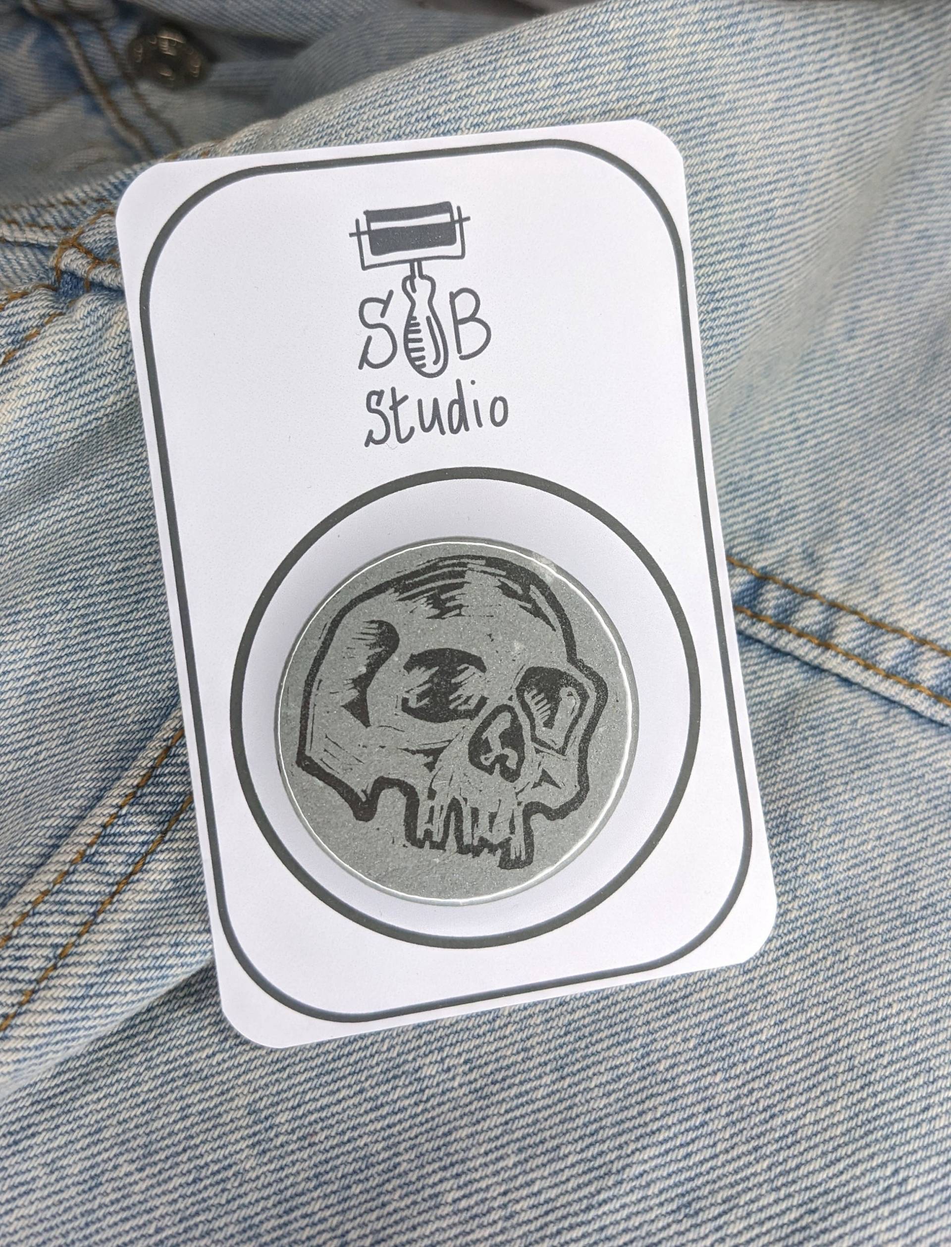 Handbedruckter Totenkopf Anstecker von SalBruceStudio