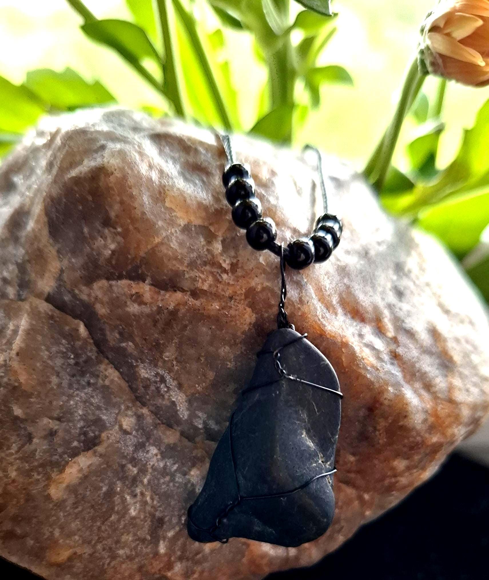 Schungit Anhänger Mit Kette Schungit Anhänger Mit Kette von Salaika