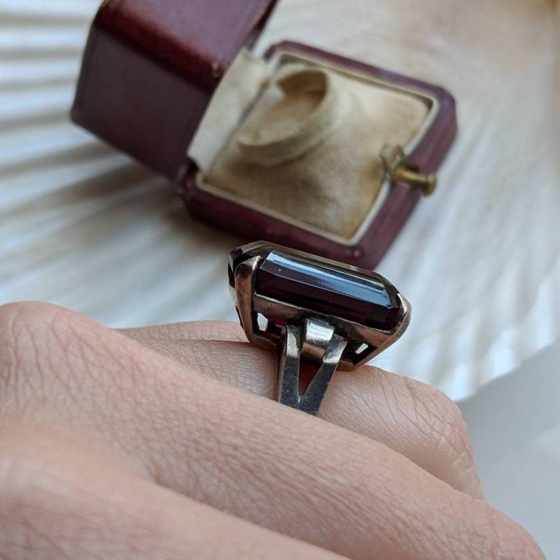 Sterling Silber Und Amethyst Lila Paste Smaragd Geschliffener Stein Retro-Deco-Vintage-Statement-Ring Sterling Silber Und Amethyst Lila Paste Smaragd Geschliffener Stein Retro-Deco-Vintage-Statement-Ring von Salemsdestash