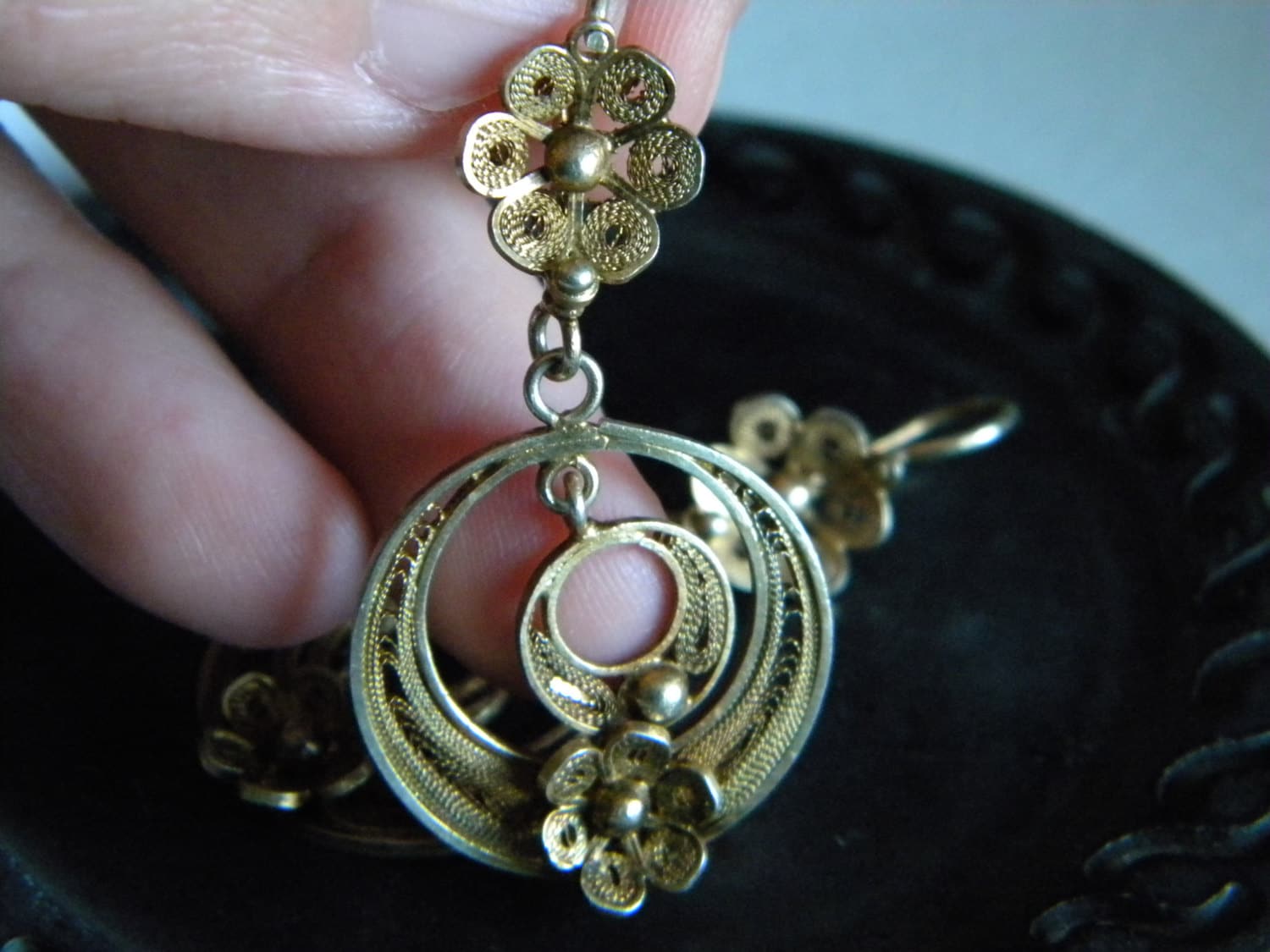 Unmarkierte Vergoldete Filigrane Blumen Ohrringe - Vintage Schmuck Statement Unmarkierte Vergoldete Filigrane Blumen Ohrringe - Vintage Schmuck Statement von Salemsdestash