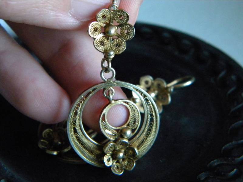 Unmarkierte Vergoldete Filigrane Blumen Ohrringe - Vintage Schmuck Statement Unmarkierte Vergoldete Filigrane Blumen Ohrringe - Vintage Schmuck Statement von Salemsdestash