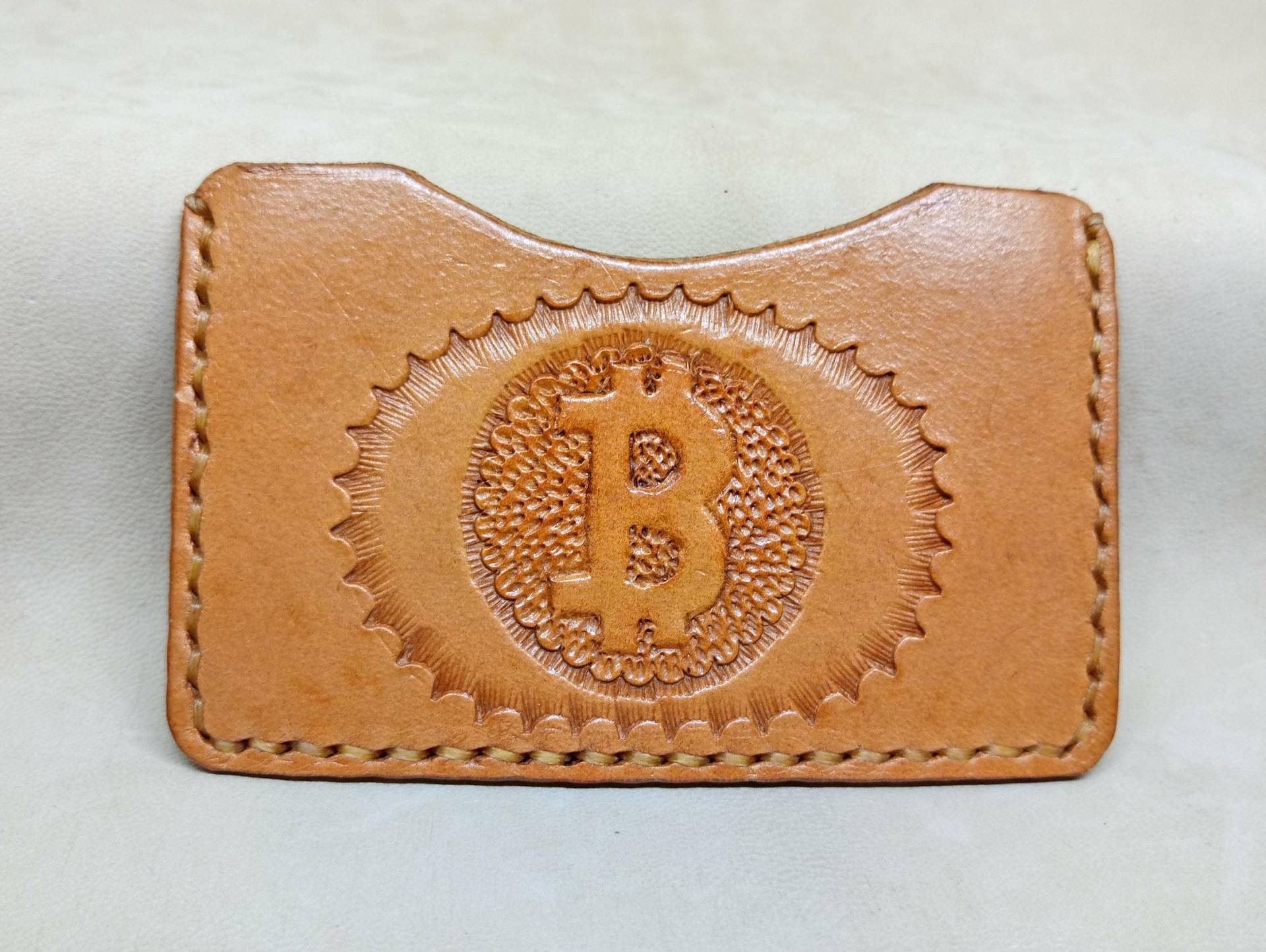 Kartenhalter Aus Leder, Handgefertigter Werkzeugierte Lederkarte Oder Id-Halter Mit Bitcoin-Design Kartenhalter Aus Leder, Handgefertigter Werkzeugierte Lederkarte Oder Id-Halter Mit Bitcoin-Design von SaliCraftProducts
