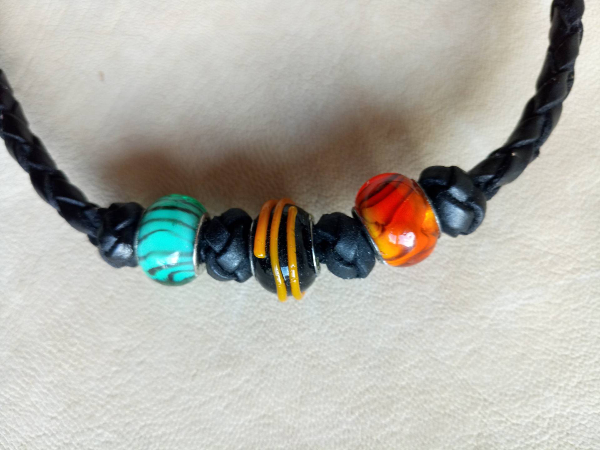 Muranoglas Charm Perlen An Einer Handgeflochtenen Lederkordel, Handgefertigte Schwarze Lederkette Mit Muranoglasperlen, Halskette Für Damen & Mädchen von SaliCraftProducts