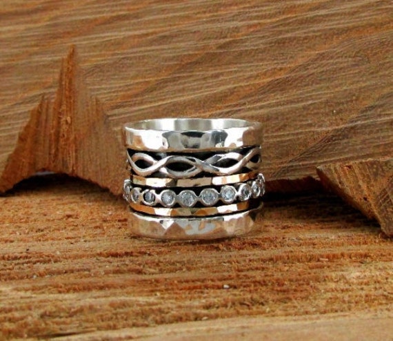 14K Gold Und Silber Diamanten Ring, Infinity Ring Für Frauen, Breiter Gehämmerter Spinner Ehering, Statement von SaliJewelry