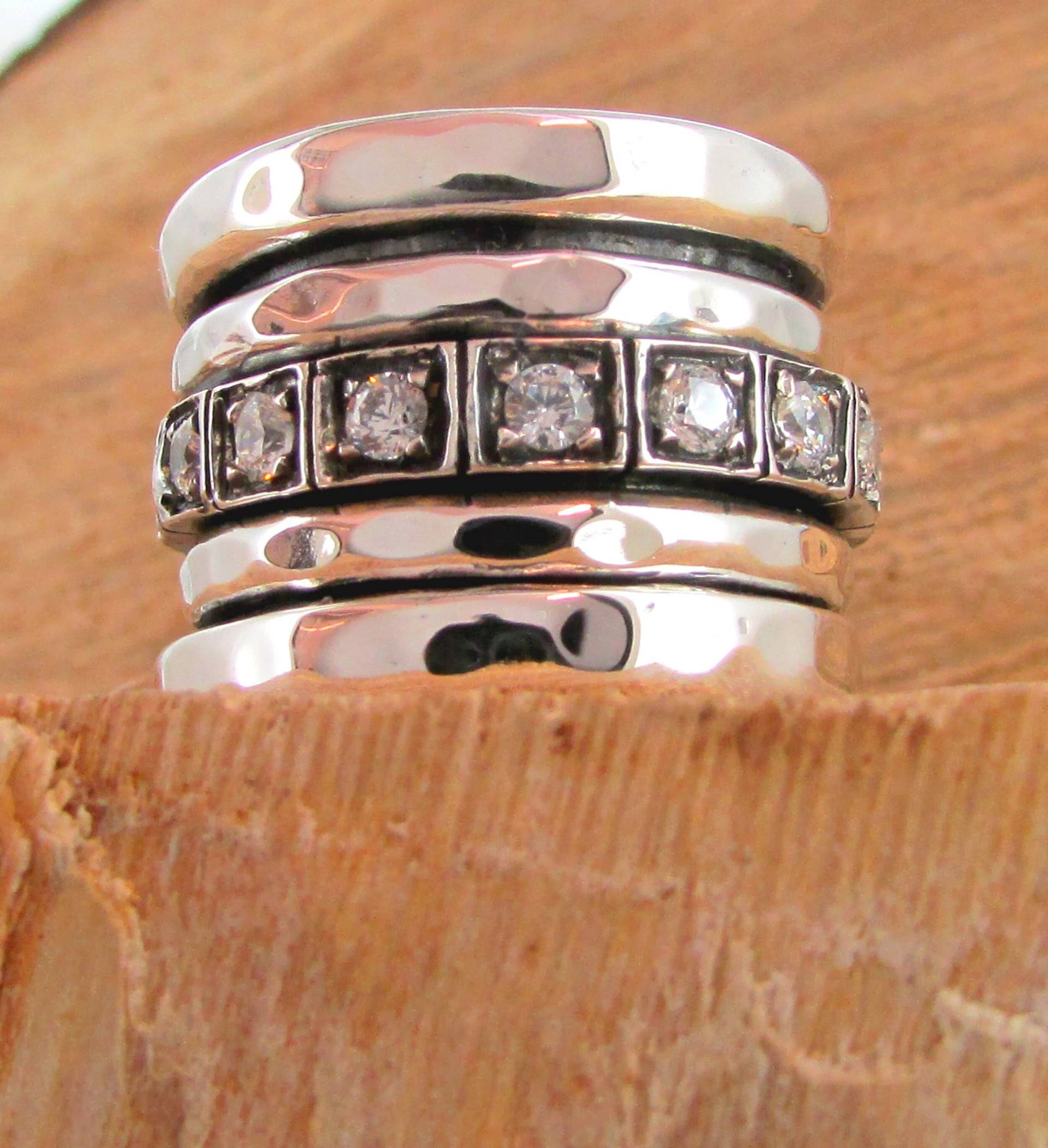 Breiter Silber Ehering, Weißer Zirkon Band Ring, Designer Gehämmerter Chunky Boho Breiter Silber Ehering, Weißer Zirkon Band Ring, Designer Gehämmerter Chunky Boho von SaliJewelry