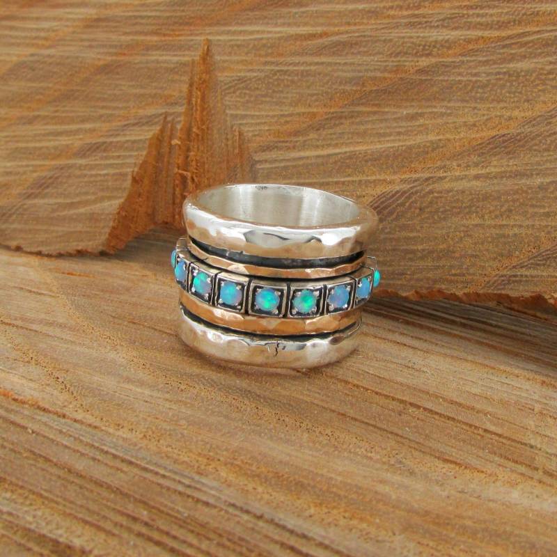 Einzigartiger Klobiger Breitband-Drehring Mit 14K Gold Sterling Silber 925 Und Opal Edelsteinen, Drehbarer Gehämmerter Handgefertigter Ring von SaliJewelry