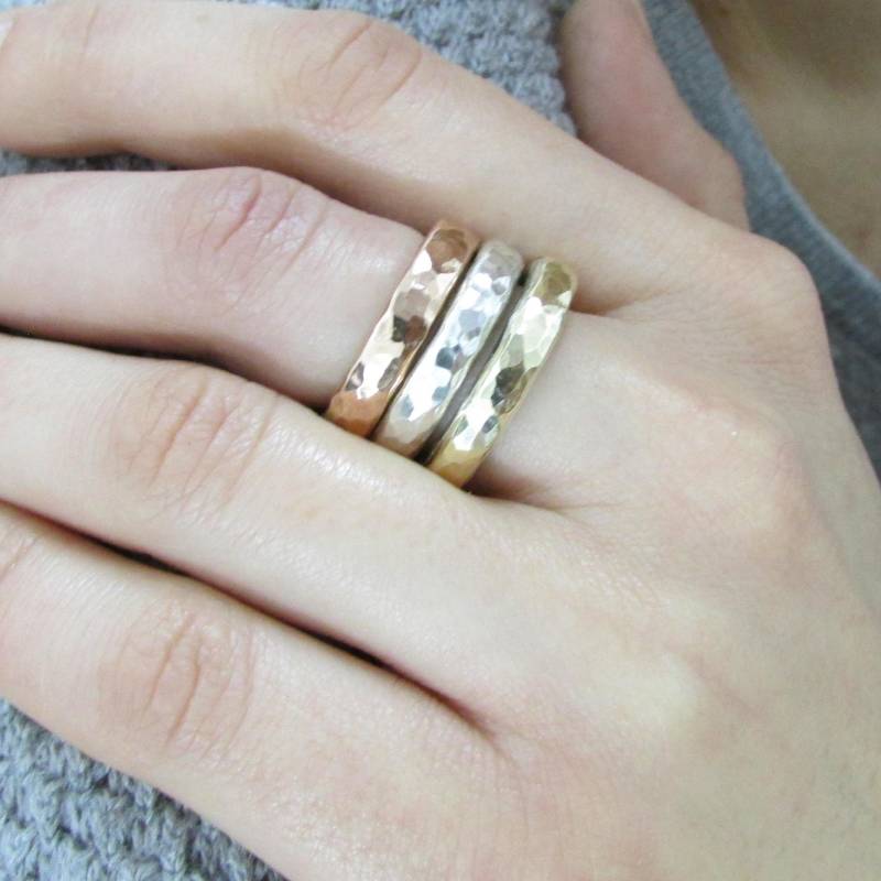 Gehämmerte Bands Mixed Metal, Stapelring, Unisex, Hochzeit Set 3 Ringe, Silber Und 9K Gelb, Roségold, Designer Schmuck von SaliJewelry