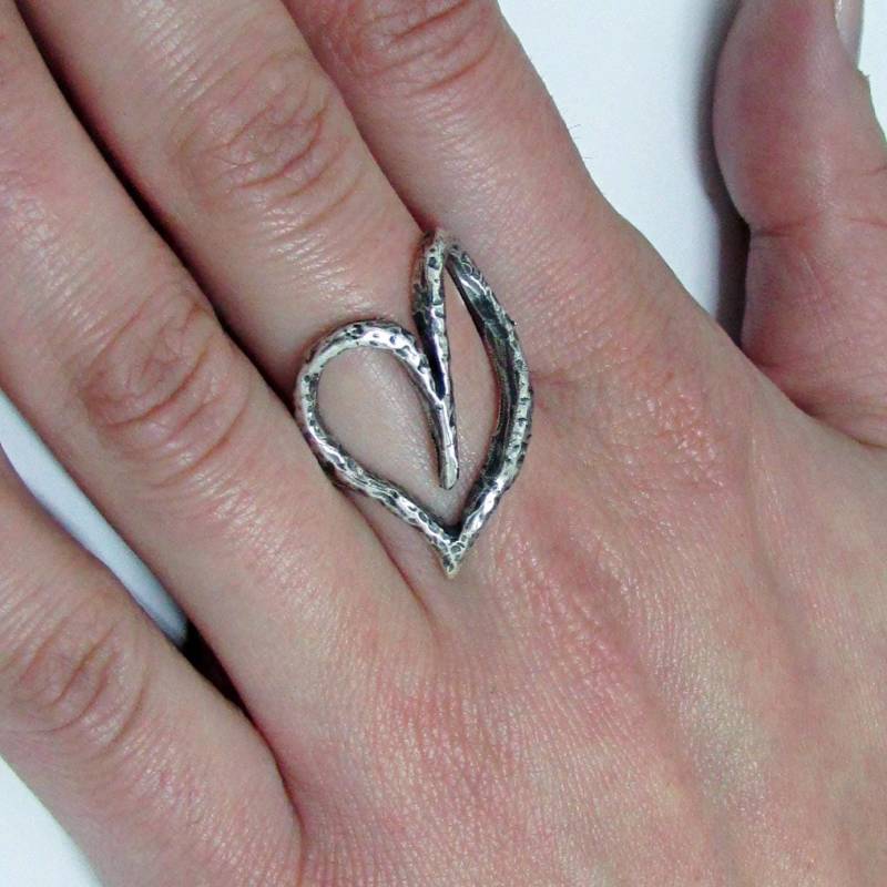 Handgemachte Rustikale Sterling Silber 925 Breiter Jugendstil Herz Ring Für Valentinstag Freundschaftsring von SaliJewelry