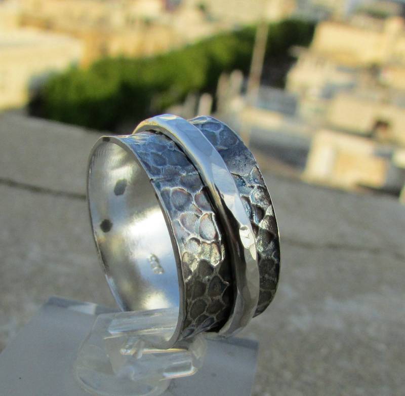Oxidierter Drehring, Breiter Silberring, Boho-Ring, Spinnring, Ehering, Gehämmerter Meditationsring von SaliJewelry