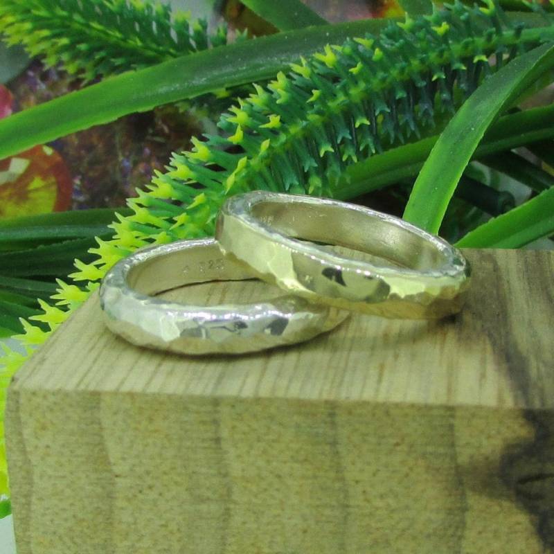 Passendes Hochzeits Set 2 Ringe 9K Gelbgold, Silber Ehering, Gehämmert, Designer Schmuck, Mixed Metal Paarringe von SaliJewelry