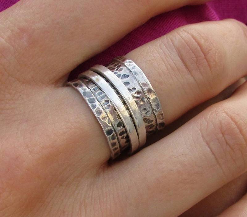 Silber Drehring Für Frauen, Gehämmerter Ehering, Breitbandring, Fidget Ring, Meditationsring, Boho Statement Ring von SaliJewelry