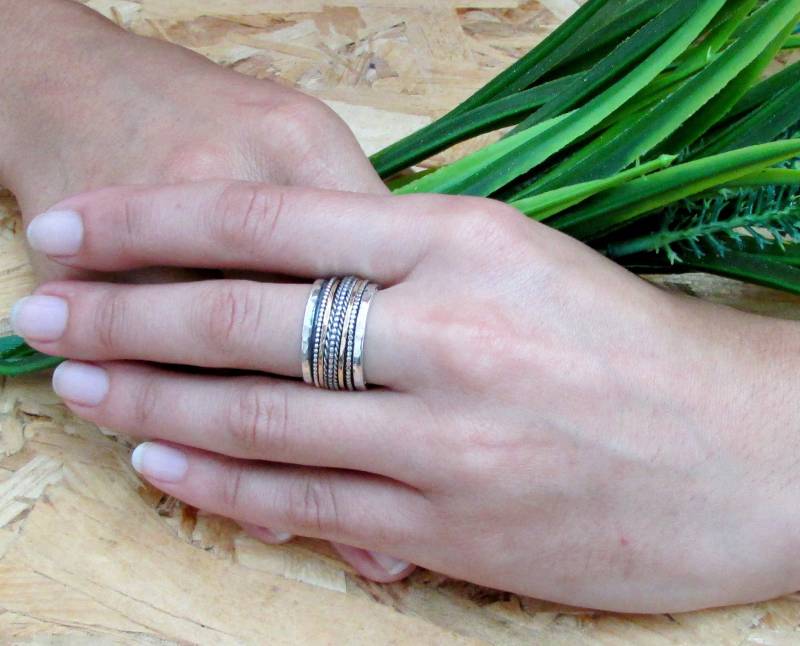 Spinnerringe Für Frauen, Silber Eheringe, Oxidierte Silberringe, Breite Bandringe, Meditationsringe, Gehämmerter Ring, Boho Silberringe von SaliJewelry