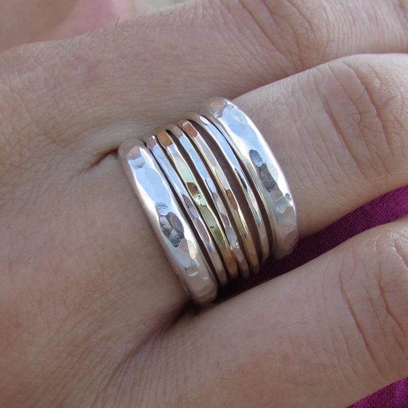Statement Mixed Metal Stapelringe, Sterling Silber Und 14K Gold Ringe, Handgemachte Gehämmerte Stapelbare Boho Schmuck von SaliJewelry