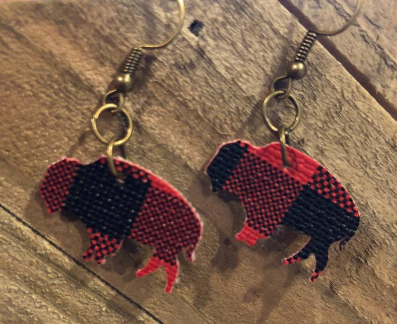 Buffalo Umriss Ohrringe - Plaid von SallieLoon