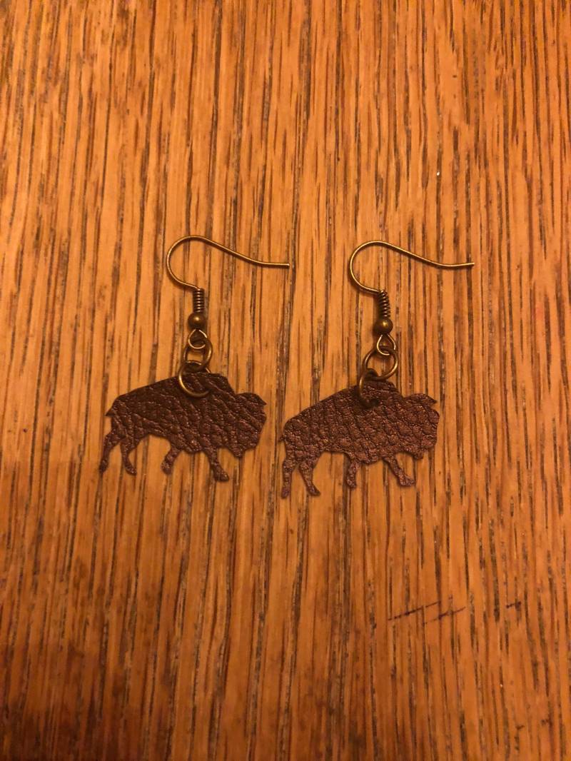 Vegan Leder Buffalo Umriss Ohrringe von SallieLoon