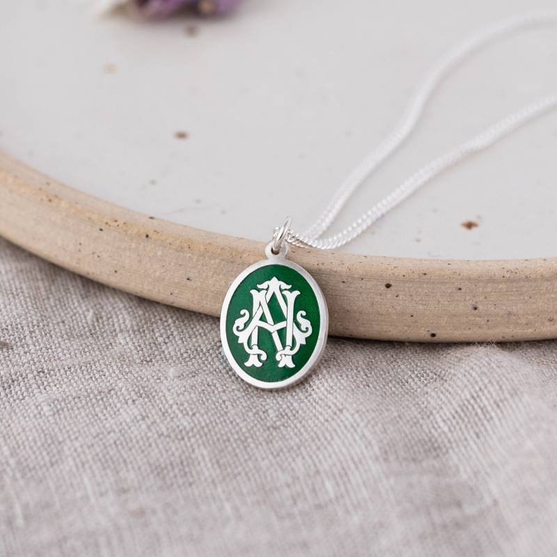 Personalisierte Silber- Und Glas-Emaille-Monogramm-Halskette Mit Einer Nachricht Graviert - Handgefertigt Aus Recyceltem Feinsilber von SallyClay