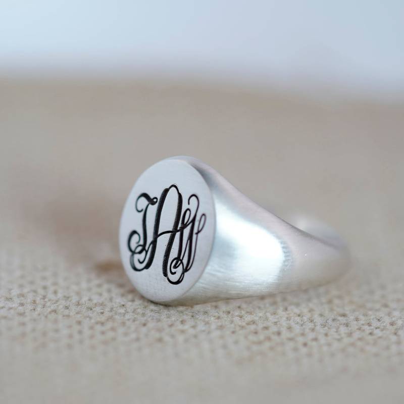 Personalisierter Sterling Silber Siegelring Mit Drei Initialen - Handgefertigter, Massiver Silbersiegelring, Kleiner Ring Für Den Kleinen Finger von SallyClay