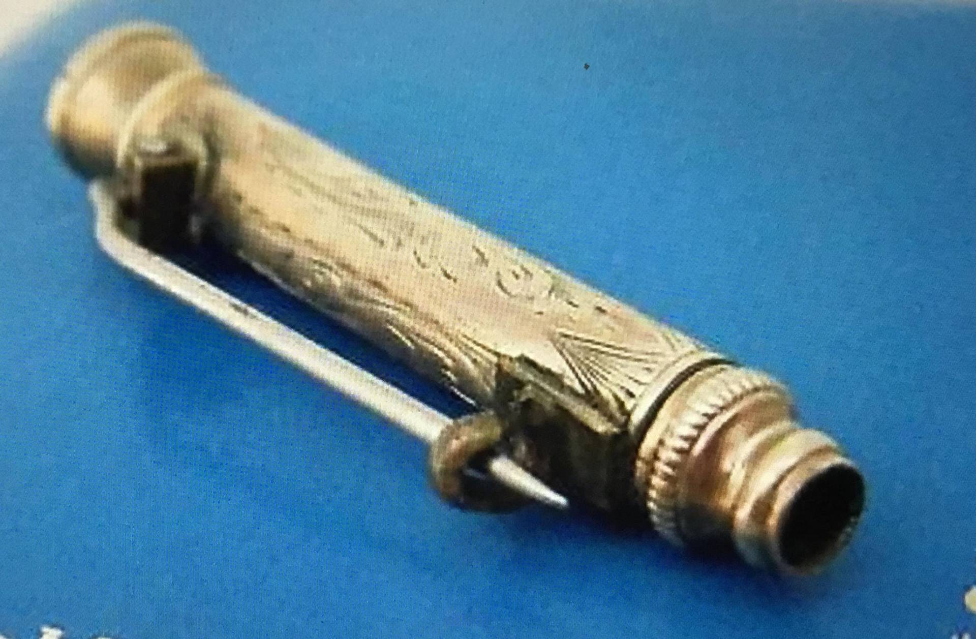 Antiker Pinchbeck Propelling Bleistift, Der in Eine Brosche Umgewandelt Wurde von SallySales