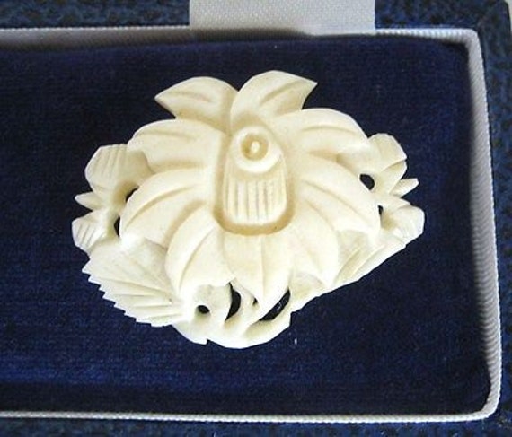 Entzückende Vintage Geschnitzte Blumenbrosche von SallySales