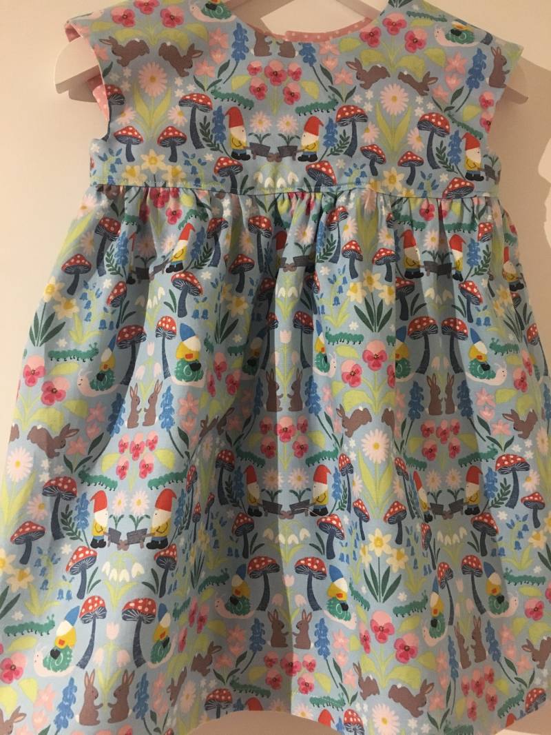 Spring Garden Girls Dress in Blue von Sallydoolally