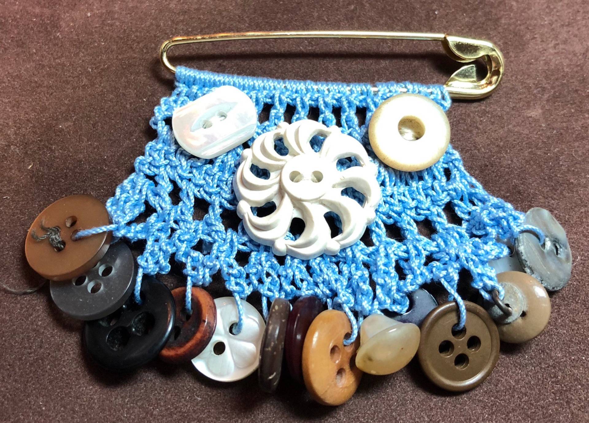 Jahrgang Durchbohrt Lucite Button Pin... Mop Pfeife Knopf... Geätzte Vintage Button-Sammler... Original-Design von SallysCrossStitch