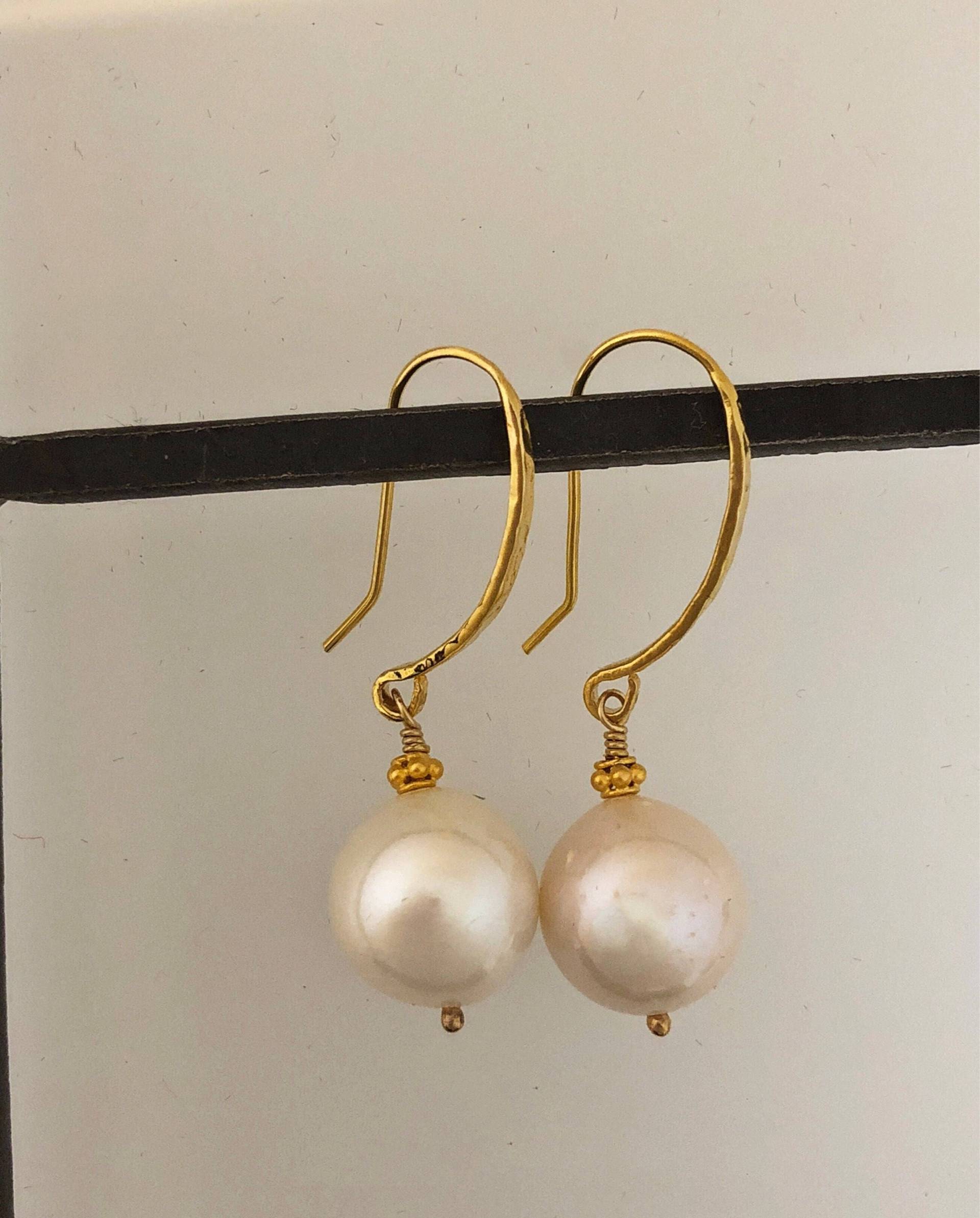 Aus Weißen Perlen Auf Gold Vermeil Ohrdrähte von SalmonRiverJewelry