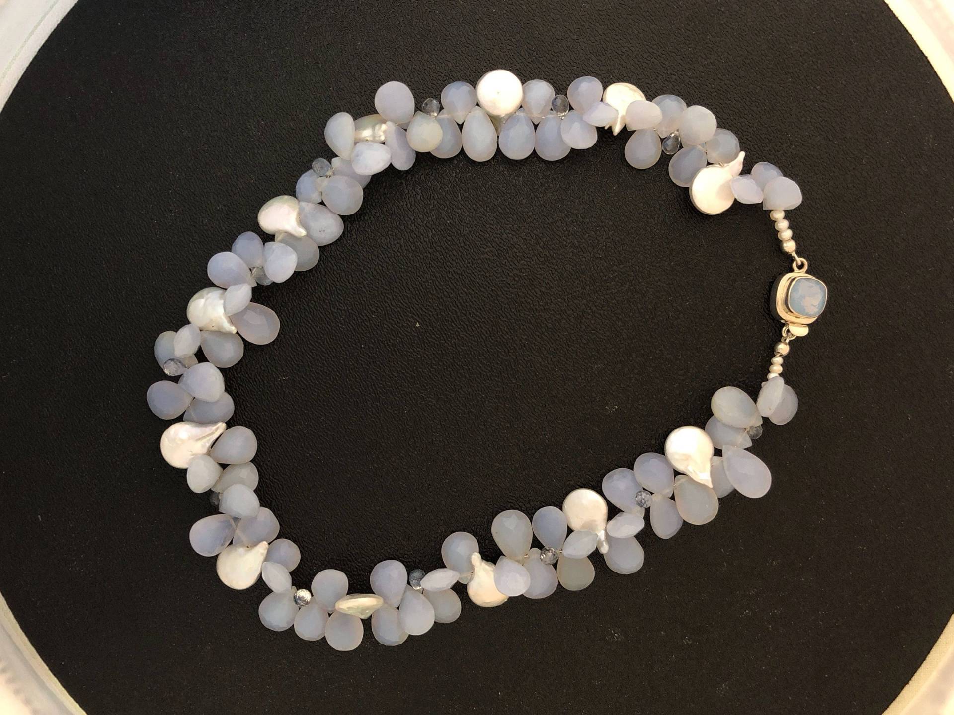 Chalcedon Und Süßwasser Perle Tropfenhalskette Mit Blauer Topas von SalmonRiverJewelry