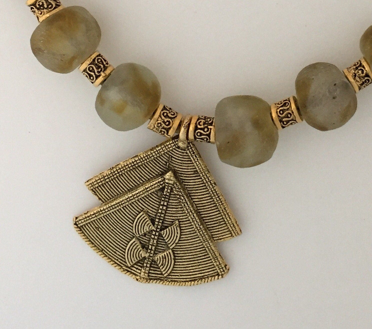 Goldene Glasperlen Mit Gold Vergoldet Anhänger Am Lederband von SalmonRiverJewelry