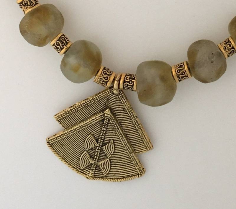 Goldene Glasperlen Mit Gold Vergoldet Anhänger Am Lederband von SalmonRiverJewelry